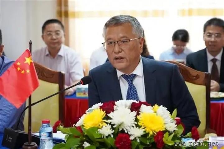 琅勃拉邦省政治与行政学校校长富通·琅维莱率领学校领导班子欢迎中国大学代表团来琅勃拉邦进行访问和合作
