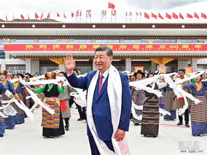 习近平率中央代表团抵达拉萨出席西藏自治区成立60周年庆祝活动