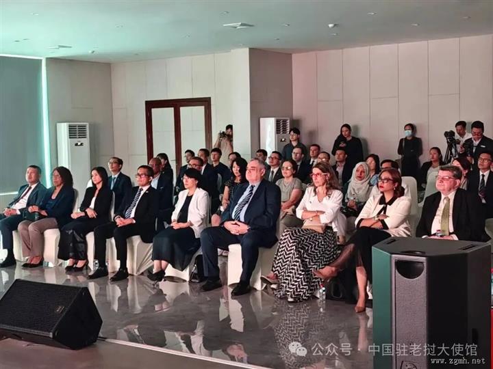 驻老挝使馆面向各国驻老使节及国际组织举办纪念中国人民抗日战争暨世界反法西斯战争胜利80周年图片展及观