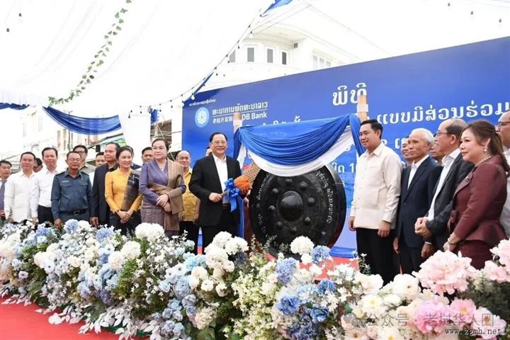 宋赛·西潘敦先生及夫人于2025年8月29日共同出席了位于占巴塞省巴色市蓬赛村的参与式混凝土道路开通