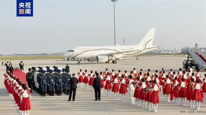 马来西亚总理安瓦尔乘机抵达天津，出席2025年上合组织峰会