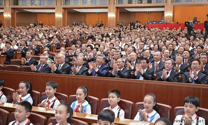 纪念中国人民抗日战争暨世界反法西斯战争胜利80周年文艺晚会《正义必胜》在京隆重举行 习近平等出席观看