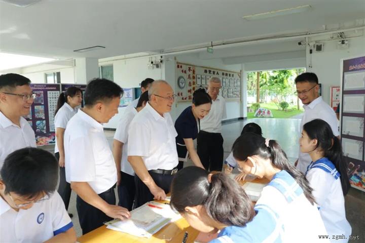 州委州政府开展教师节慰问活动 向全州广大教师和教育工作者致以节日问候和诚挚祝福