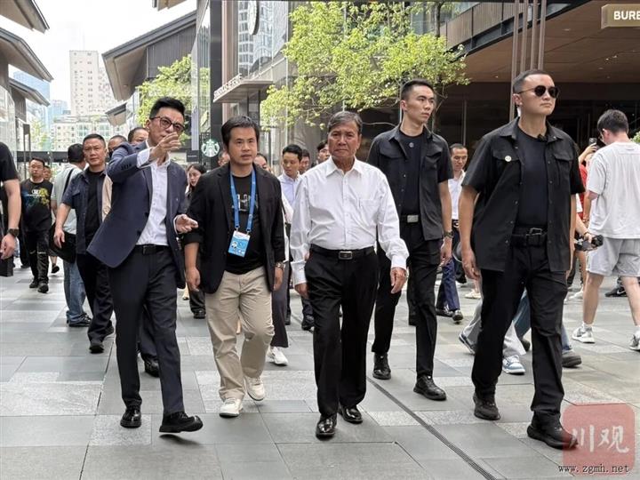 从“金熊猫”会场出来直奔春熙路 老挝国会副主席在成都街头走一走