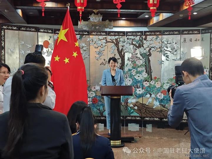 方虹大使向中老主要媒体宣介上合组织天津峰会、抗战胜利80周年、中老元首会晤重要成果