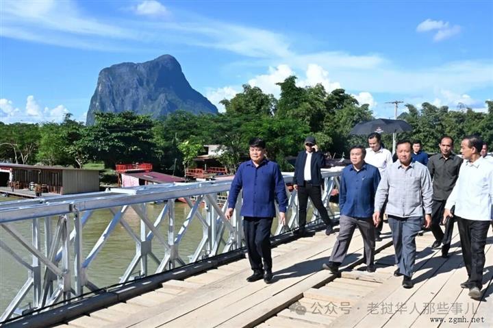总理府部长视察万象省灾情，移交援助资金物资