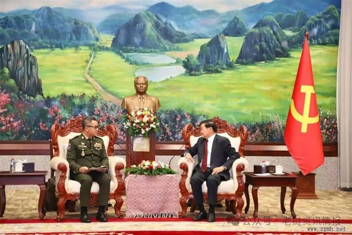 老挝人民革命党中央委员会总书记、国家主席通伦·西苏里在中央办公厅会见了柬埔寨王国副总理兼国防部长西娅