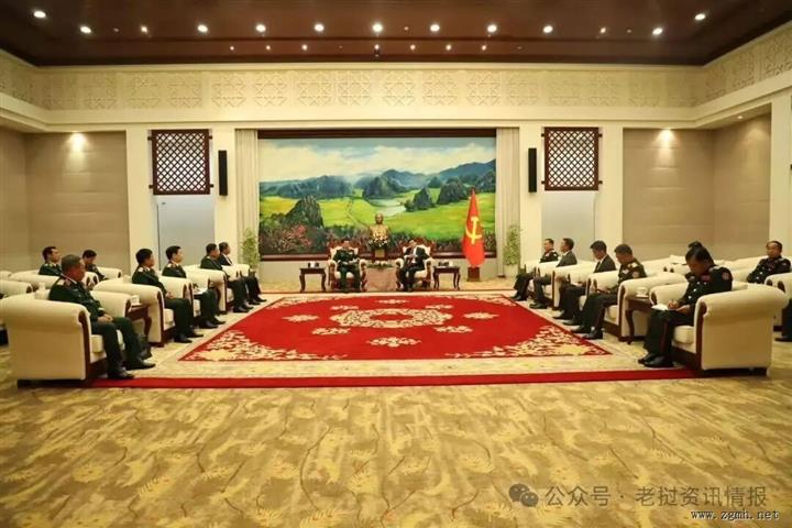 老挝人民革命党中央总书记、国家主席通伦·西苏里同志在越南社会主义共和国国防部部长潘文江上将同志一行的