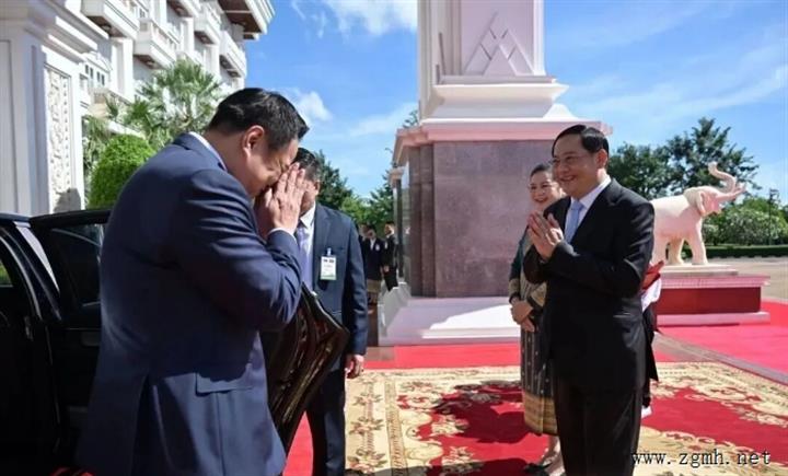 老挝总理宋赛欢迎泰国总理阿努廷访老