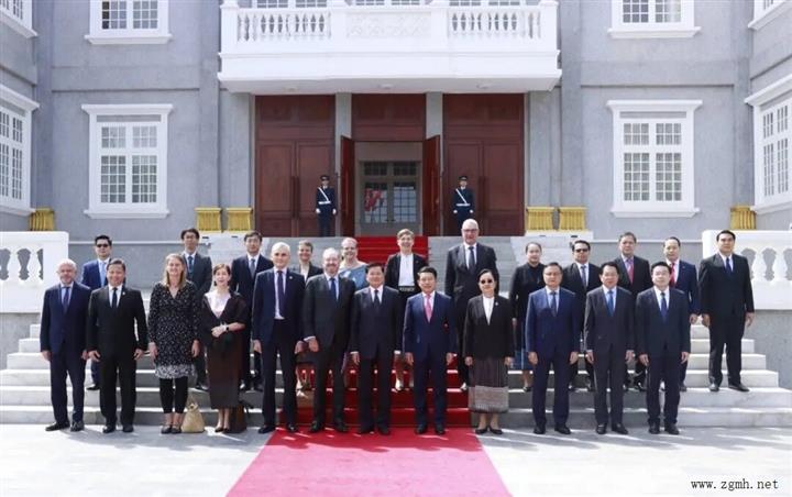 老挝国家主席通伦接见高级别圆桌会议代表团