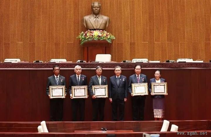 老挝国会隆重举行成立50周年纪念奖章颁授仪式