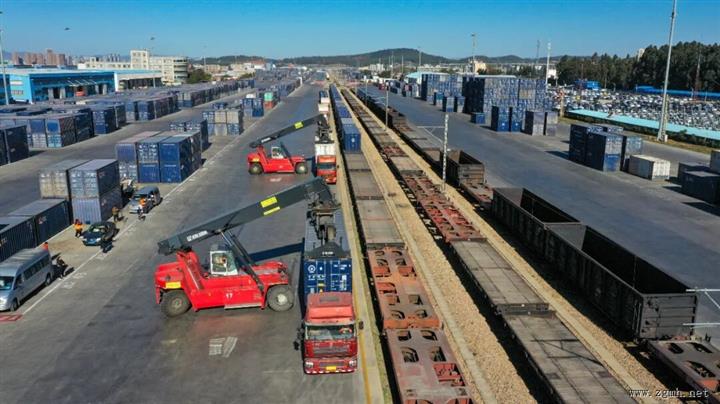 中老铁路动能澎湃 钢铁丝路蓬勃焕新