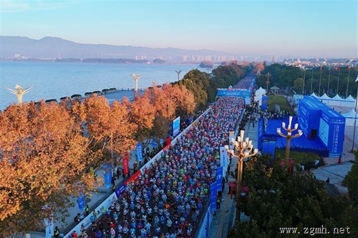 2025上合昆明马拉松鸣枪开跑