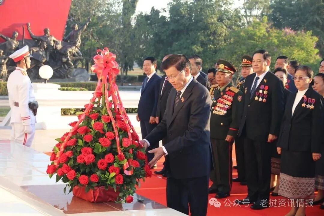 通伦·西苏里率老挝党中央领导集体瞻仰无名烈士纪念碑及凯山·丰威汉博物馆