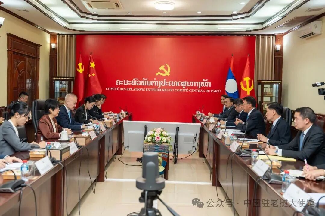 刘海星同老挝党中联部部长本勒举行会谈