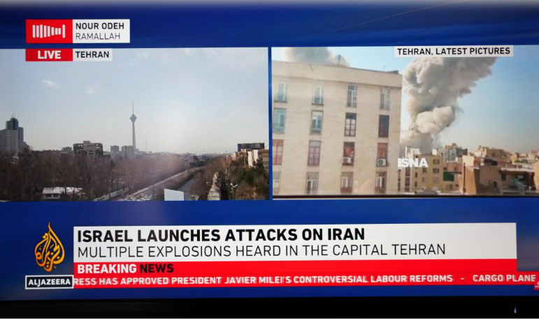 美以对伊发动联合军事行动 画面显示德黑兰市中心浓烟滚滚