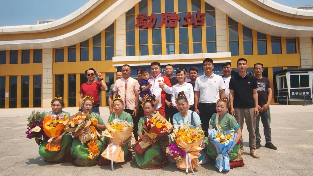 冰雪归故里 热血暖傣乡｜雨林中闯出的冰雪王子岩温的到家啦！         勐腊发布 勐腊发布   