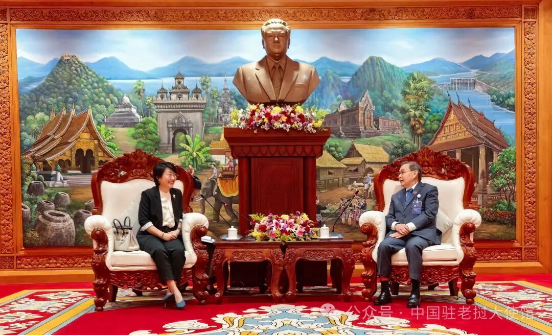 方虹大使拜会老挝国会主席赛宋蓬
