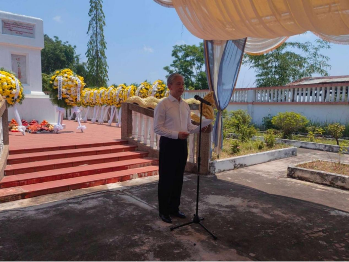 汪文斌大使凭吊援柬地质专家罗锦春烈士