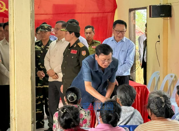 老挝国家主席通伦·西苏里率团前往万象市西科达邦县冰雹灾区，实地察看灾情，慰问受灾群众，并向灾区捐款捐