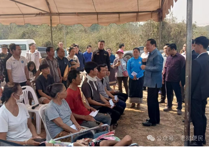 老挝国家主席通伦·西苏里和总理宋赛·西潘敦先后前往万象受灾地区，看望慰问遭受冰雹和强风天气影响的民众