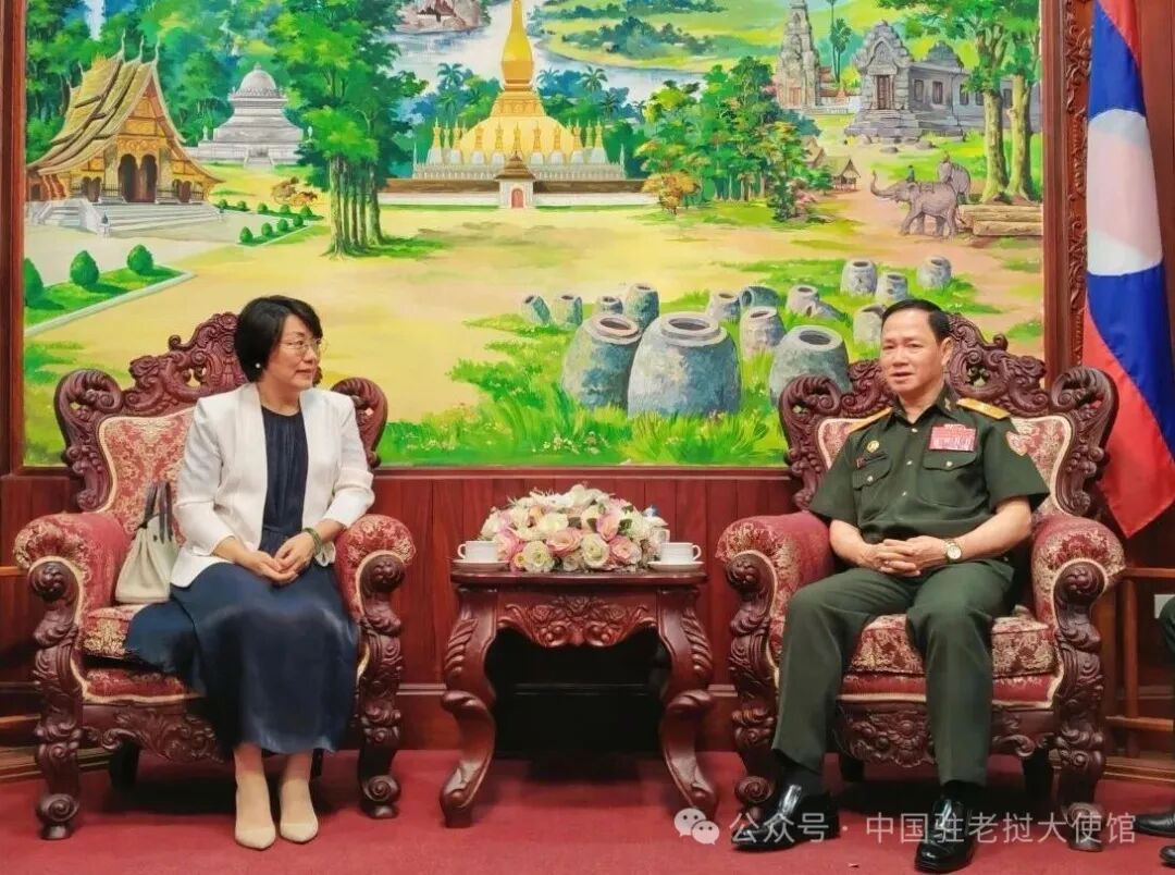 方虹大使拜会老挝副总理兼国防部长坎良上将