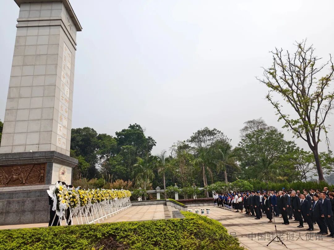 方虹大使祭扫乌多姆赛中国烈士陵园