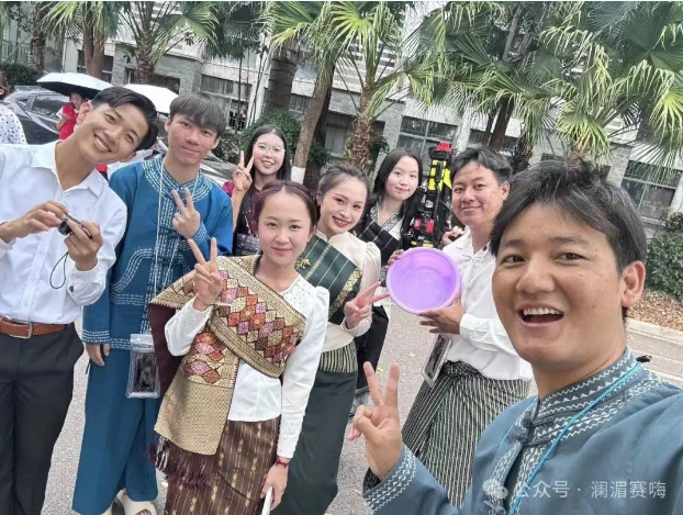 共泼吉祥水 澜湄科创精英班的留学生在普洱学院欢庆泼水节