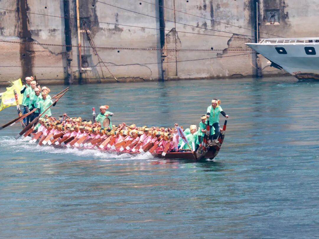 【同饮一江水 共泼吉祥水】舟跃澜沧江 共庆傣历年