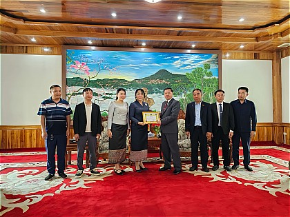 老挝云南众森矿业有限公司捐赠燃油   助力丰沙里省当地发展