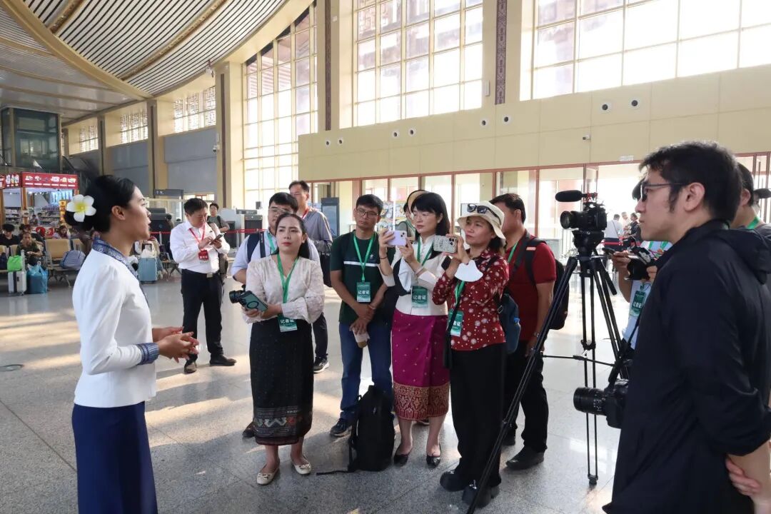 老中媒体联合采访团沿老中铁路开展采访活动     原创      老挝资讯网 老挝资讯网      