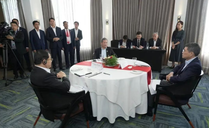 总理宋赛·西潘敦、越南社会主义共和国总理范明政、柬埔寨王国首相洪玛奈共同出席了一场工作早餐会。