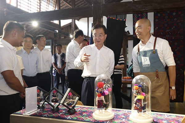 王宁在普洱市调研并主持召开学习教育专题座谈会时强调 各级书记要带头树立和践行正确政绩观 一级带着一级