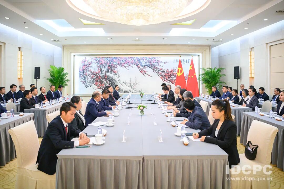陈洲会见老挝领导干部培训班