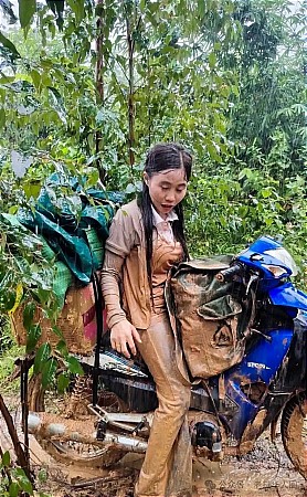 老挝女教师跌进泥潭摔成“泥人”，只为去给大山里的孩子上课！