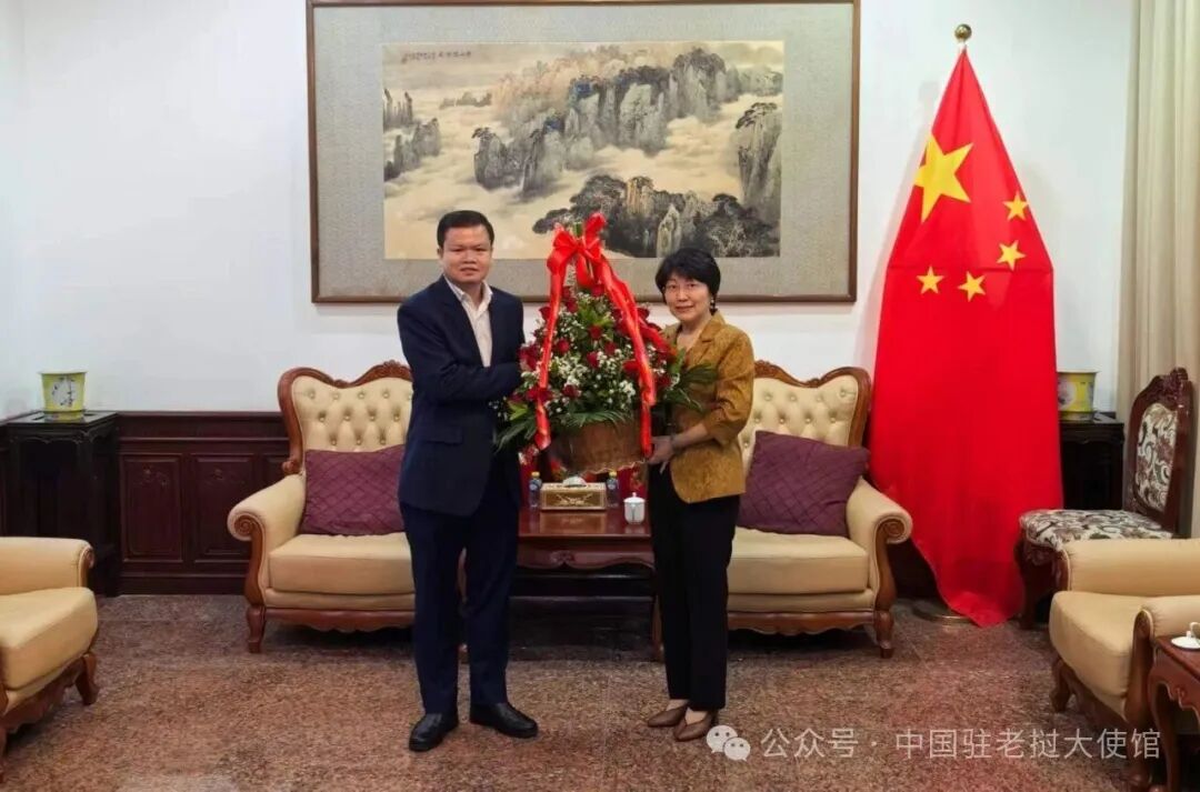 老方来馆祝贺我国庆77周年
