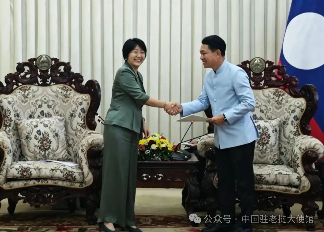 方虹大使拜会老挝新任政府总理沙伦赛