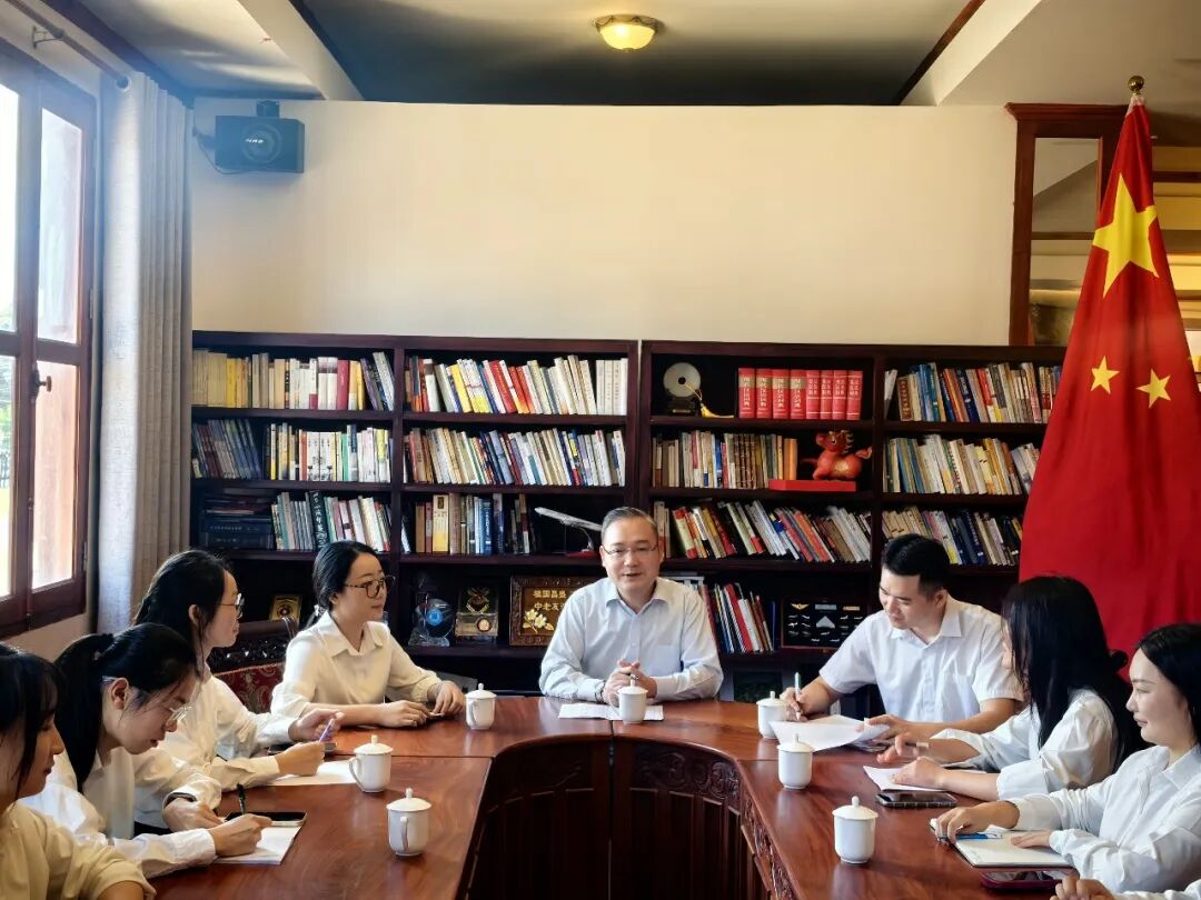 驻琅勃拉邦总领事张社平同领区孔子学院中方教师座谈